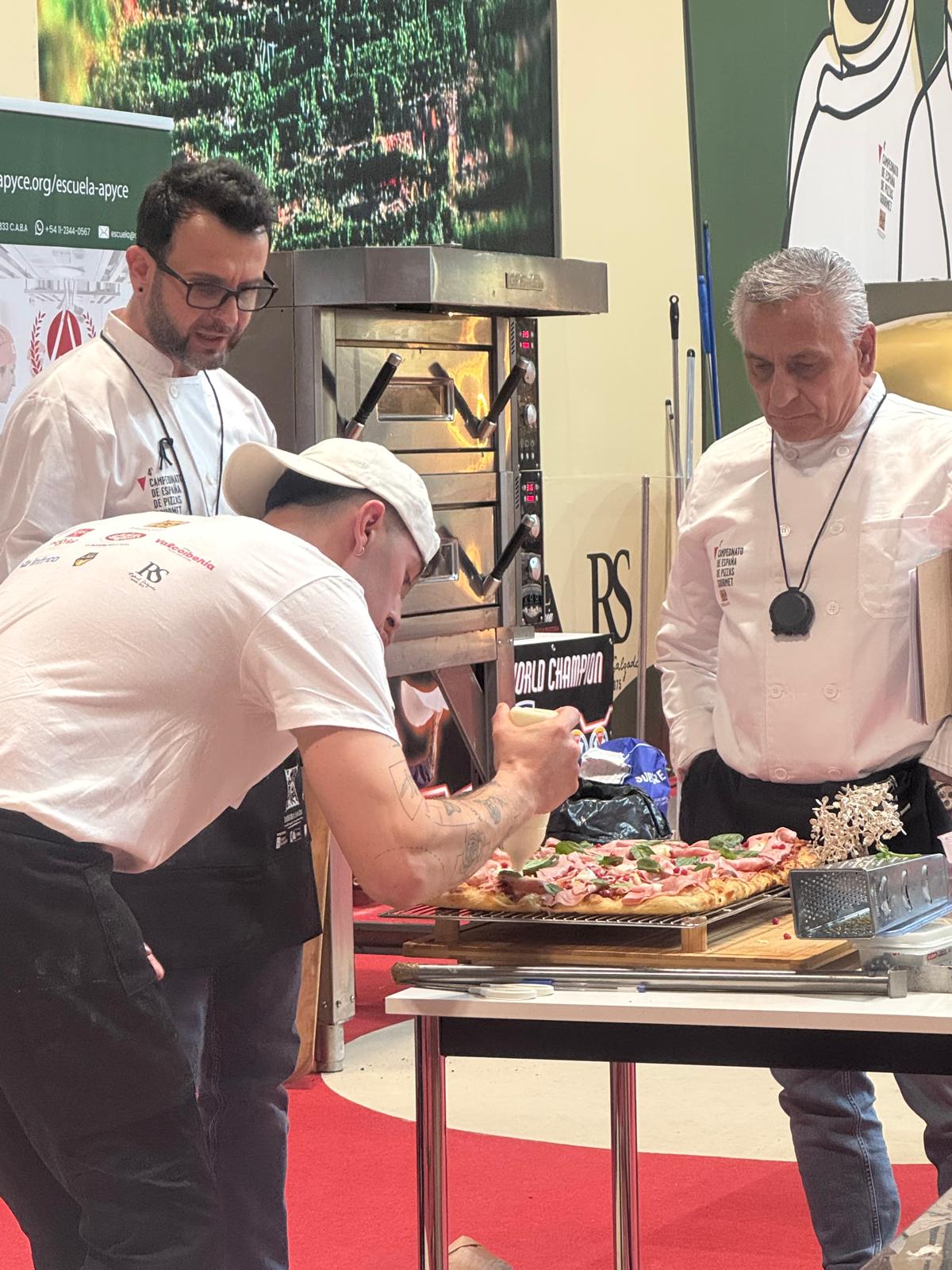 Eduardo Ramírez compitiendo en un campeonato de pizzas