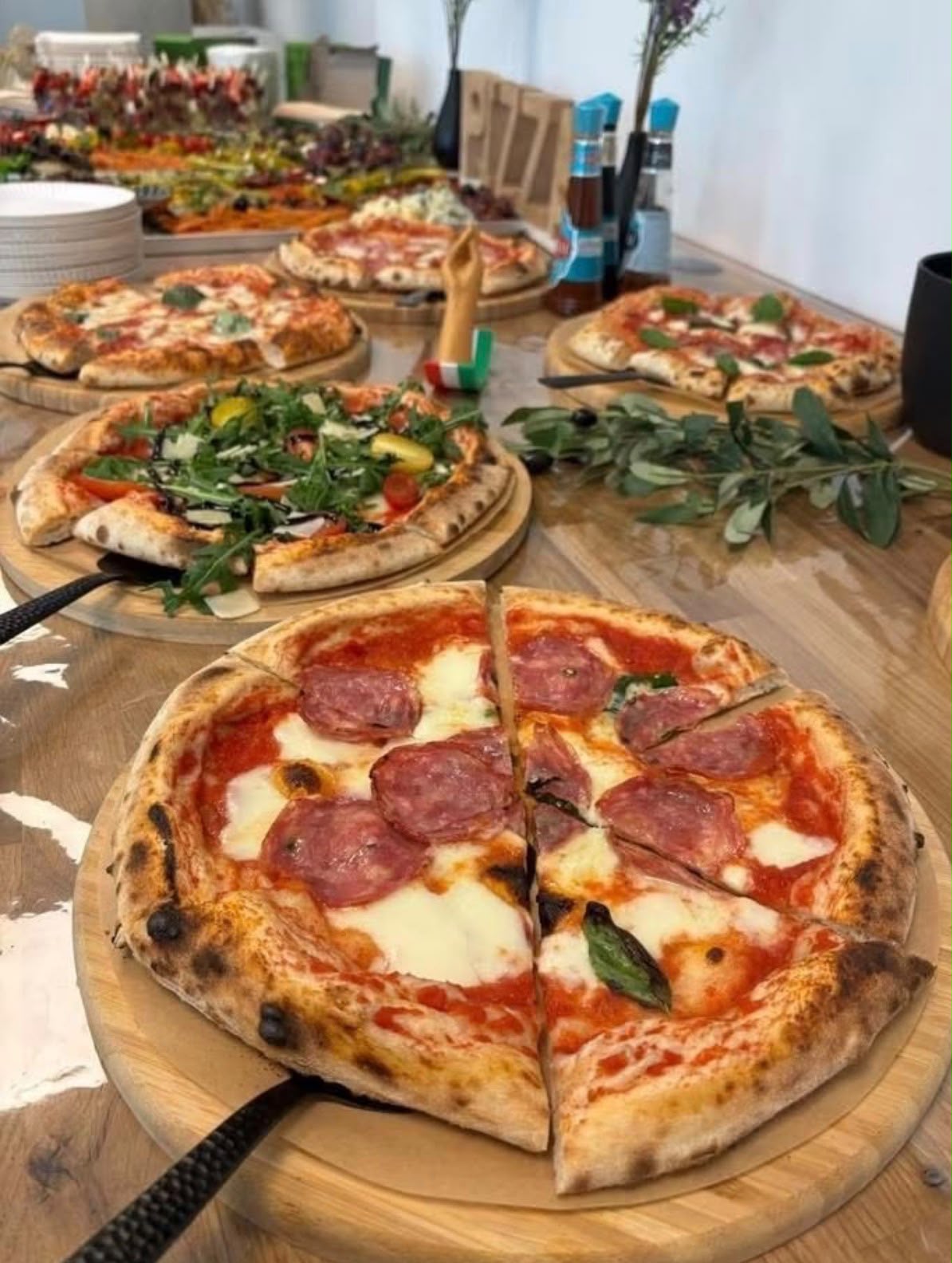 Mesa de celebración con pizzas