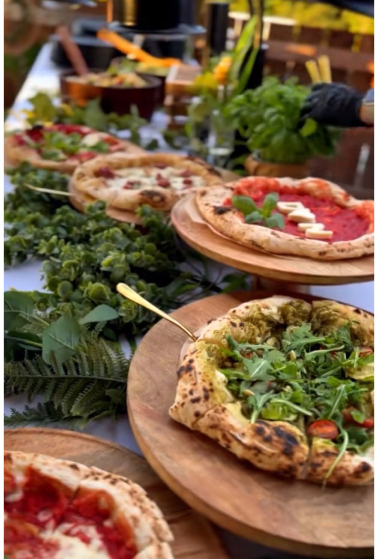 Buffet de pizzas napolitanas en un evento de Rústica Napoletana